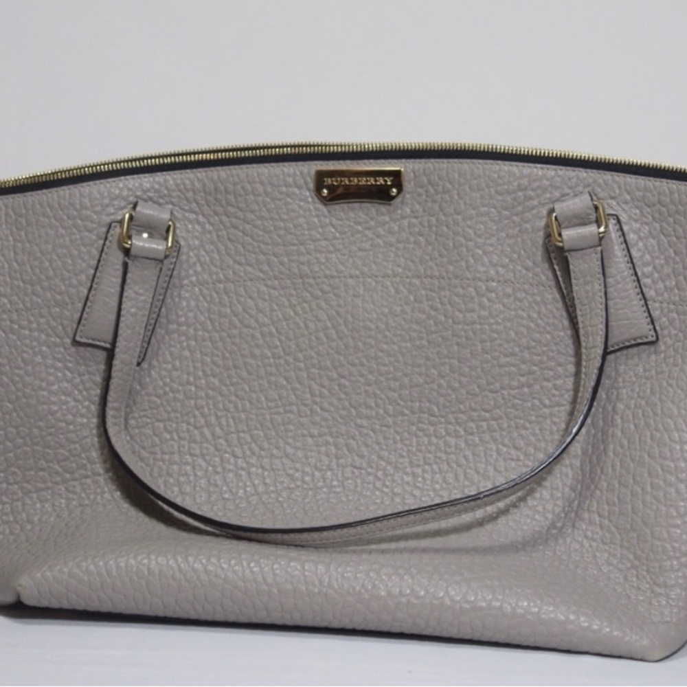 Burberry SG Grain Medium Welburn Leather Tote, gray.
